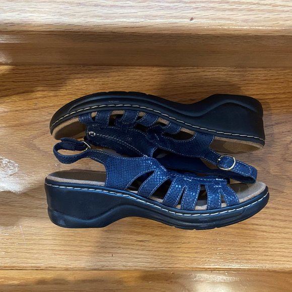 Clarks Blue Leather Sandle, adjustable ankle strap, Size 9 - Picture 7 of 7